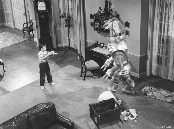 Gadge losing control over the robot, played by stuntman J. Lewis Smith. 